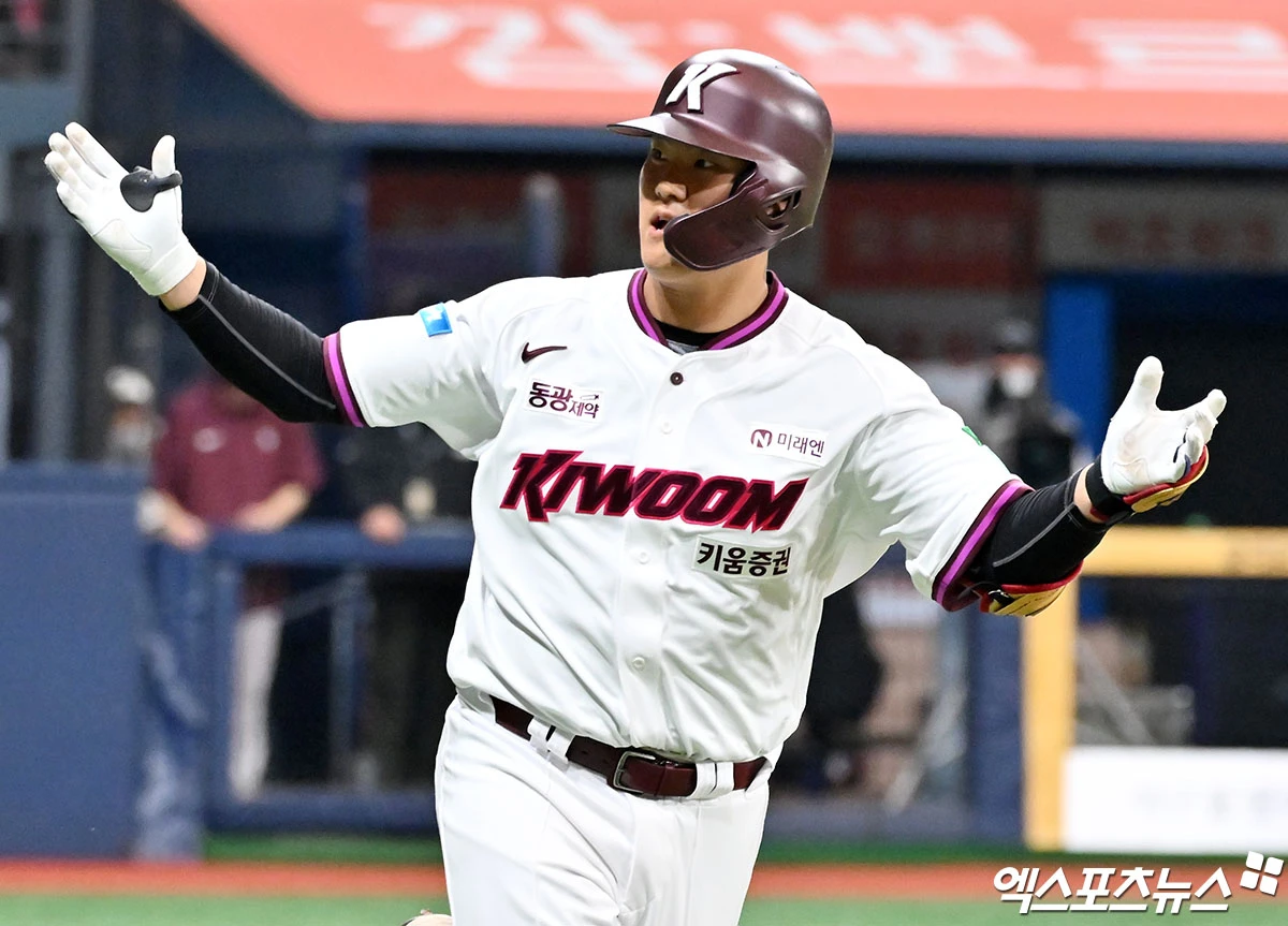 5일 오후 서울 구로구 고척스카이돔에서 열린 '2026 신한 SOL Bank KBO리그' LG 트윈스와 키움 히어로즈의 경기, 2회말 1사 키움 김건희가 솔로 홈런을 날린 후 기뻐하고 있다. 고척, 김한준 기자