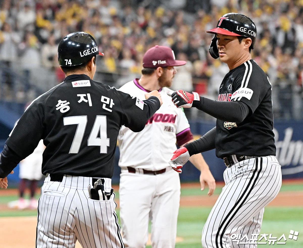 5일 오후 서울 구로구 고척스카이돔에서 열린 '2026 신한 SOL Bank KBO리그' LG 트윈스와 키움 히어로즈의 경기, 4회초 무사 2,3루 LG 오지환이 2타점 적시타를 날리고 있다. 고척, 김한준 기자