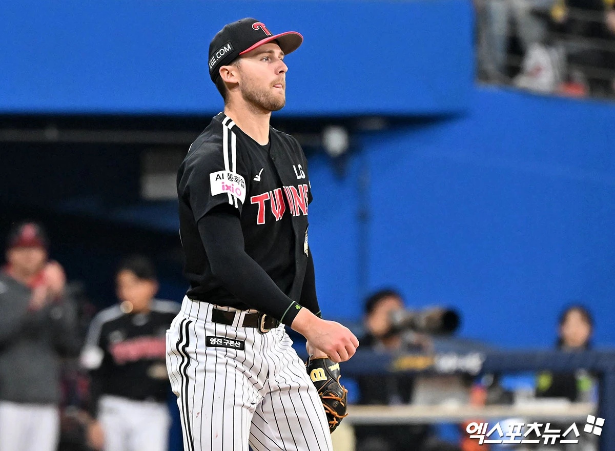 5일 오후 서울 구로구 고척스카이돔에서 열린 '2026 신한 SOL Bank KBO리그' LG 트윈스와 키움 히어로즈의 경기, 6회말 수비를 마친 LG 톨허스트가 더그아웃으로 향하고 있다. 고척, 김한준 기자