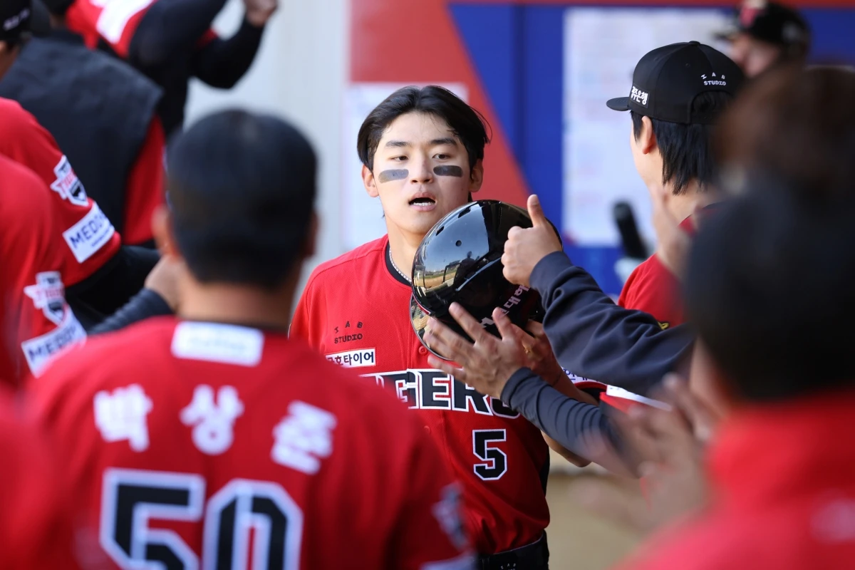 5일 오후 광주-KIA챔피언스필드에서 열린 '2026 신한 SOL KBO리그' NC 다이노스와 KIA 타이거즈의 경기, 4회말 1사 1, 3루 KIA 김도영이 득점 이후 동료들과 기쁨을 나누고 있다. KIA 타이거즈