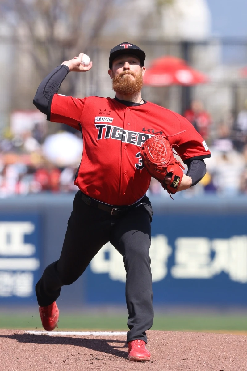 5일 오후 광주-KIA챔피언스필드에서 열린 '2026 신한 SOL KBO리그' NC 다이노스와 KIA 타이거즈의 경기, KIA 선발 아담 올러가 공을 힘차게 던지고 있다. KIA 타이거즈