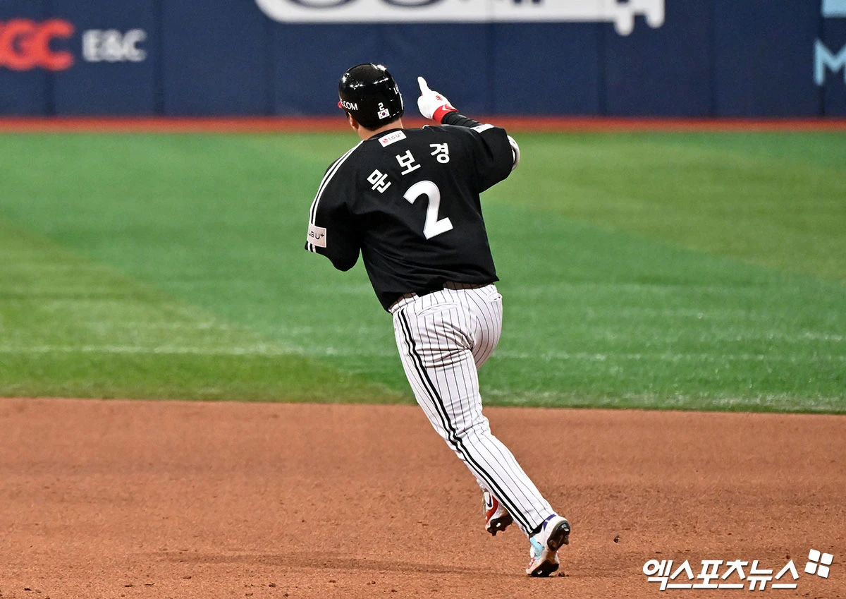 5일 오후 서울 구로구 고척스카이돔에서 열린 '2026 신한 SOL Bank KBO리그' LG 트윈스와 키움 히어로즈의 경기, 9회초 LG 문보경이 솔로 홈런을 날린 후 기뻐하고 있다. 고척, 김한준 기자
