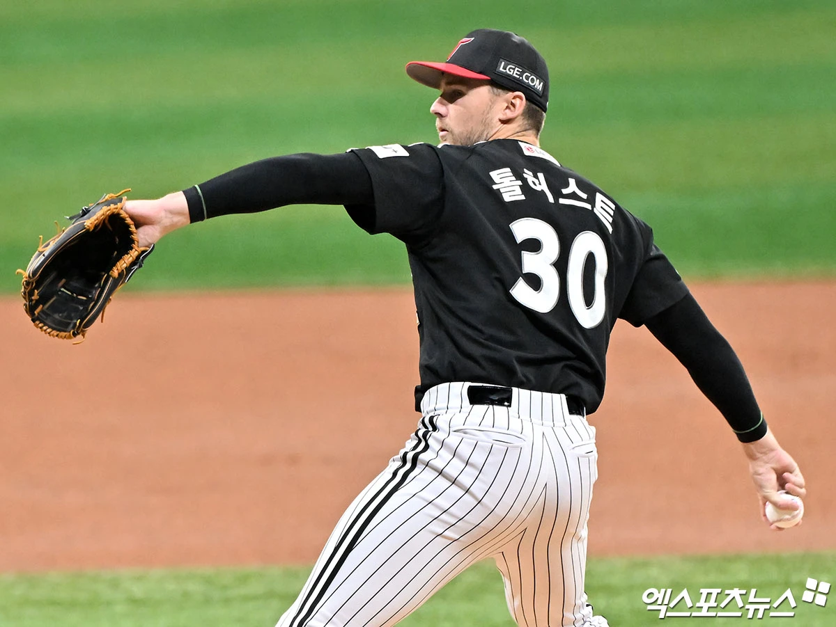 5일 오후 서울 구로구 고척스카이돔에서 열린 '2026 신한 SOL Bank KBO리그' LG 트윈스와 키움 히어로즈의 경기, 1회말 LG 선발투수 톨허스트가 공을 힘차게 던지고 있다. 고척, 김한준 기자