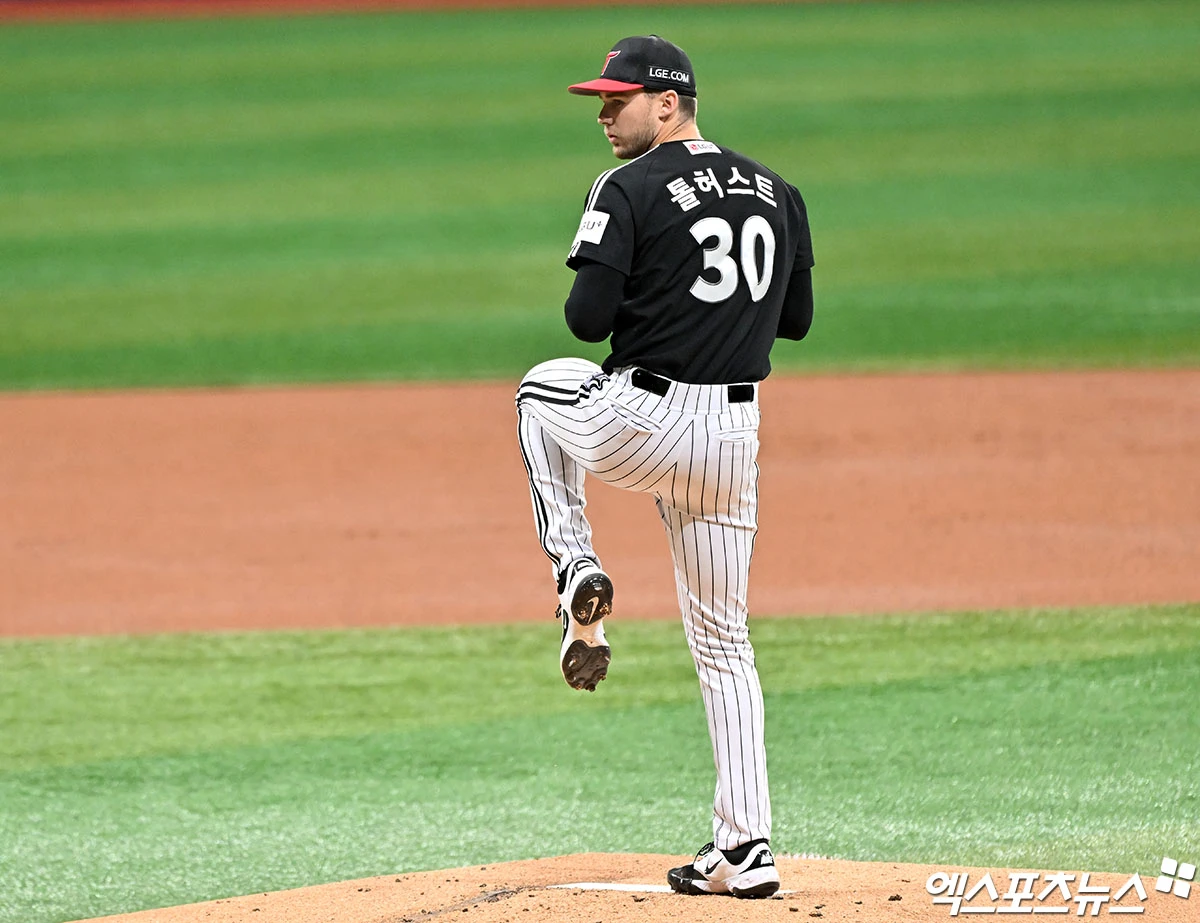 5일 오후 서울 구로구 고척스카이돔에서 열린 '2026 신한 SOL Bank KBO리그' LG 트윈스와 키움 히어로즈의 경기, 1회말 LG 선발투수 톨허스트가 공을 힘차게 던지고 있다. 고척, 김한준 기자