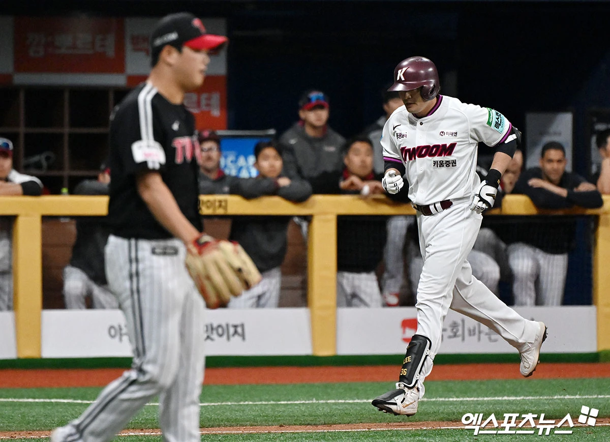 5일 오후 서울 구로구 고척스카이돔에서 열린 '2026 신한 SOL Bank KBO리그' LG 트윈스와 키움 히어로즈의 경기, 9회말 무사 만루 키움 이형종이 만루 홈런을 날리고 있다. 고척, 김한준 기자