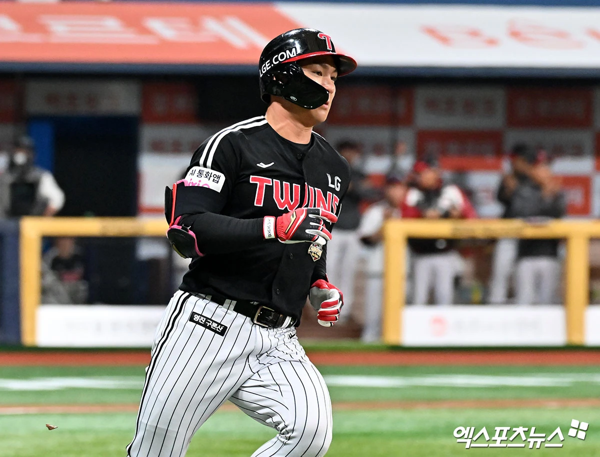  5일 오후 서울 구로구 고척스카이돔에서 열린 '2026 신한 SOL Bank KBO리그' LG 트윈스와 키움 히어로즈의 경기, 8회초 LG 오지환이 우중간 안타를 날리고 있다. 고척, 김한준 기자