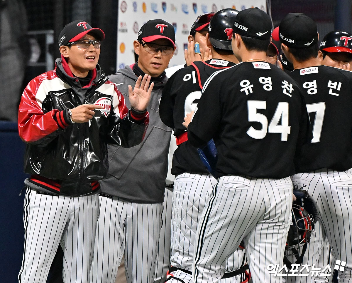 5일 오후 서울 구로구 고척스카이돔에서 열린 '2026 신한 SOL Bank KBO리그' LG 트윈스와 키움 히어로즈의 경기, LG가 선발 전원 안타를 기록하며 키움에 6:5로 승리했다.  이날 경기에서 승리한 LG 염경엽 감독이 선수들과 하이파이브를 하고 있다. 고척, 김한준 기자