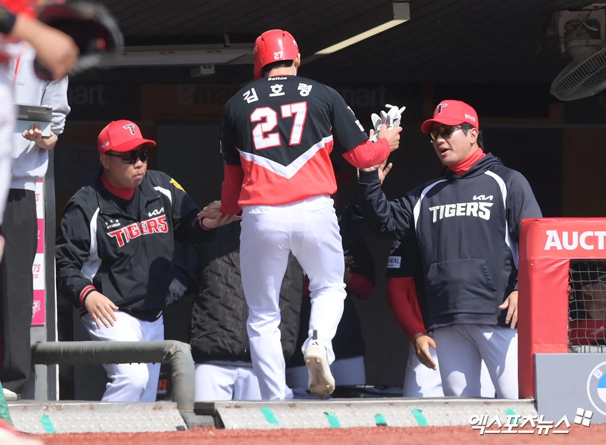 28일 오후 인천SSG랜더스필드에서 열린 '2026 신한 SOL Bank KBO리그' KIA 타이거즈와 SSG 랜더스의 경기, 1회초 1사 KIA 나성범 타석 때 득점한 김호령이 이범호 감독에게 축하를 받고 있다. 엑스포츠뉴스 DB