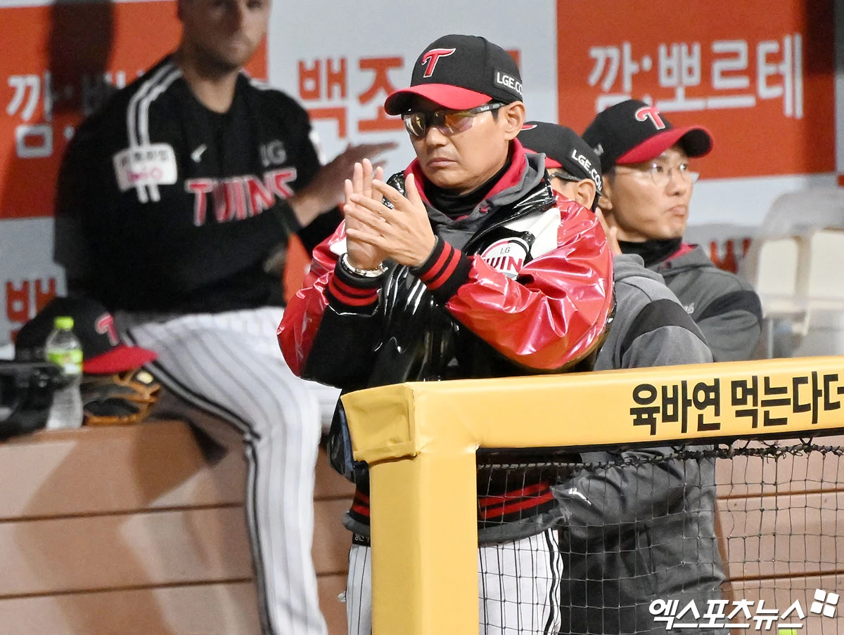 5일 오후 서울 구로구 고척스카이돔에서 열린 '2026 신한 SOL Bank KBO리그' LG 트윈스와 키움 히어로즈의 경기, 1회초 1사 1,3루 LG 염경엽 감독이 박동원의 1타점 희생타때 박수를 치고 있다. 고척, 김한준 기자