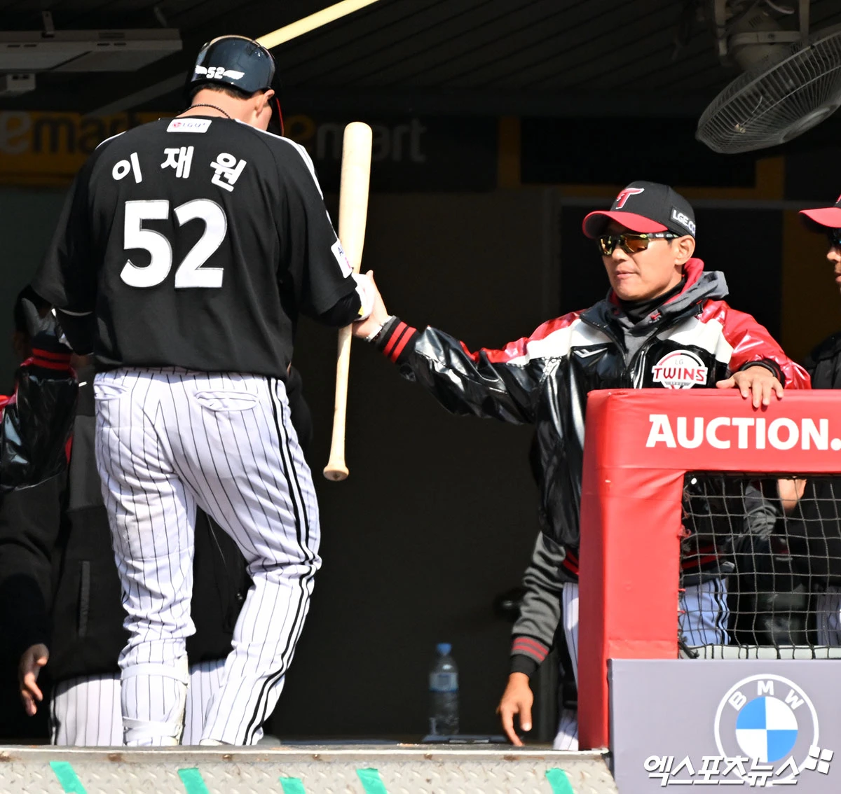 지난달 20일 오후 인천SSG랜더스필드에서 열린 '2026 신한 SOL Bank KBO리그' LG 트윈스와 SSG 랜더스의 시범경기, 6회초 LG 이재원이 솔로 홈런을 날린 후 염경엽 감독과 하이파이브를 하고 있다. 엑스포츠뉴스 DB