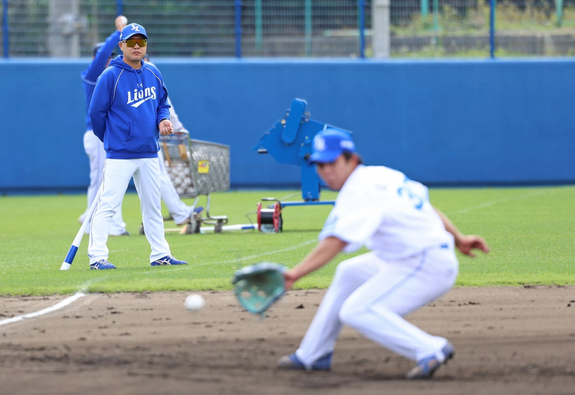 지난 2월 일본 오키나와 스프링캠프 기간 선수들의 훈련을 지켜보고 있는 박진만 삼성 라이온즈 감독. 사진 삼성 라이온즈