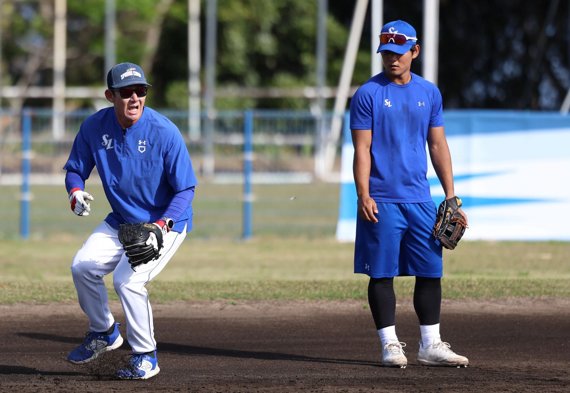 지난 2월 일본 오키나와 스프링캠프 기간 양우현의 수비를 지도 중인 손주인(왼쪽) 삼성 라이온즈 수비코치. 사진 삼성 라이온즈