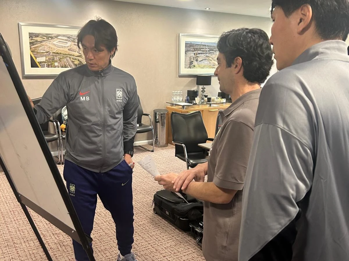 아로소 축구대표팀 코치가 지난 5일 자신의 인스타그램을 통해 홍명보 축구대표팀 코칭스태프의 회의 장면을 사진으로 공개하면서 다가오는 2026 국제축구연맹(FIFA) 북중미 월드컵(캐나다 미국 멕시코 공동개최)을 앞두고 홍명보 감독과 함께 해 영광이라고 말했다.   아로소 코치는 홍명보의 리더십 하에 한국 축구대표팀에 일해 영광이다. 그의 업무 역량과 헌신은 엄청나다라며 코칭스태프와 함께 일하며 나는 월드컵에서 좋은 경기력을 내기 위해 홍 감독과 그의 결정을 지원하려고 최선을 다해 헌신하고 있다라고 밝혔다. 아로소