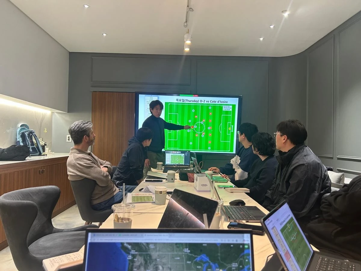 아로소 축구대표팀 코치가 지난 5일 자신의 인스타그램을 통해 홍명보 축구대표팀 코칭스태프의 회의 장면을 사진으로 공개하면서 다가오는 2026 국제축구연맹(FIFA) 북중미 월드컵(캐나다 미국 멕시코 공동개최)을 앞두고 홍명보 감독과 함께 해 영광이라고 말했다.   아로소 코치는 홍명보의 리더십 하에 한국 축구대표팀에 일해 영광이다. 그의 업무 역량과 헌신은 엄청나다라며 코칭스태프와 함께 일하며 나는 월드컵에서 좋은 경기력을 내기 위해 홍 감독과 그의 결정을 지원하려고 최선을 다해 헌신하고 있다라고 밝혔다. 아로소