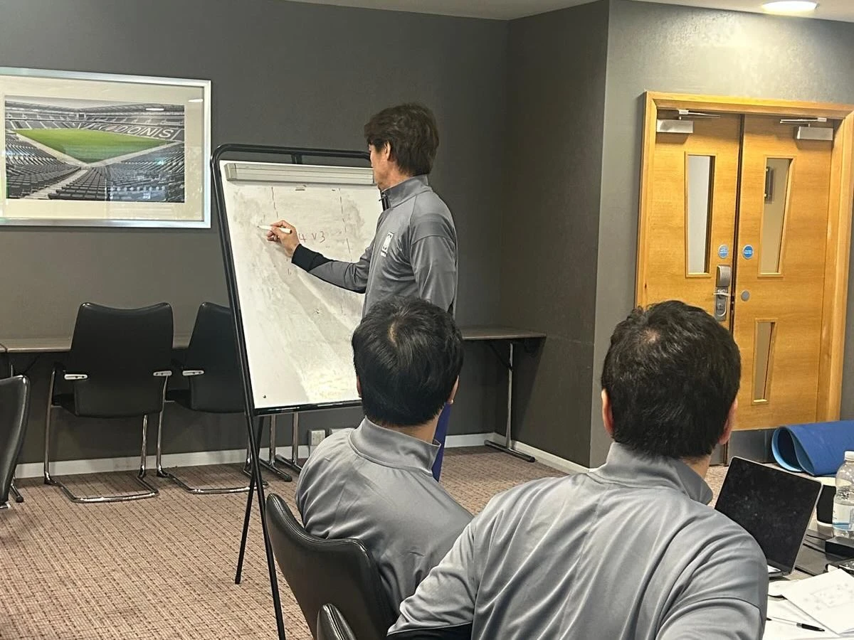 아로소 축구대표팀 코치가 지난 5일 자신의 인스타그램을 통해 홍명보 축구대표팀 코칭스태프의 회의 장면을 사진으로 공개하면서 다가오는 2026 국제축구연맹(FIFA) 북중미 월드컵(캐나다 미국 멕시코 공동개최)을 앞두고 홍명보 감독과 함께 해 영광이라고 말했다.   아로소 코치는 홍명보의 리더십 하에 한국 축구대표팀에 일해 영광이다. 그의 업무 역량과 헌신은 엄청나다라며 코칭스태프와 함께 일하며 나는 월드컵에서 좋은 경기력을 내기 위해 홍 감독과 그의 결정을 지원하려고 최선을 다해 헌신하고 있다라고 밝혔다. 아로소