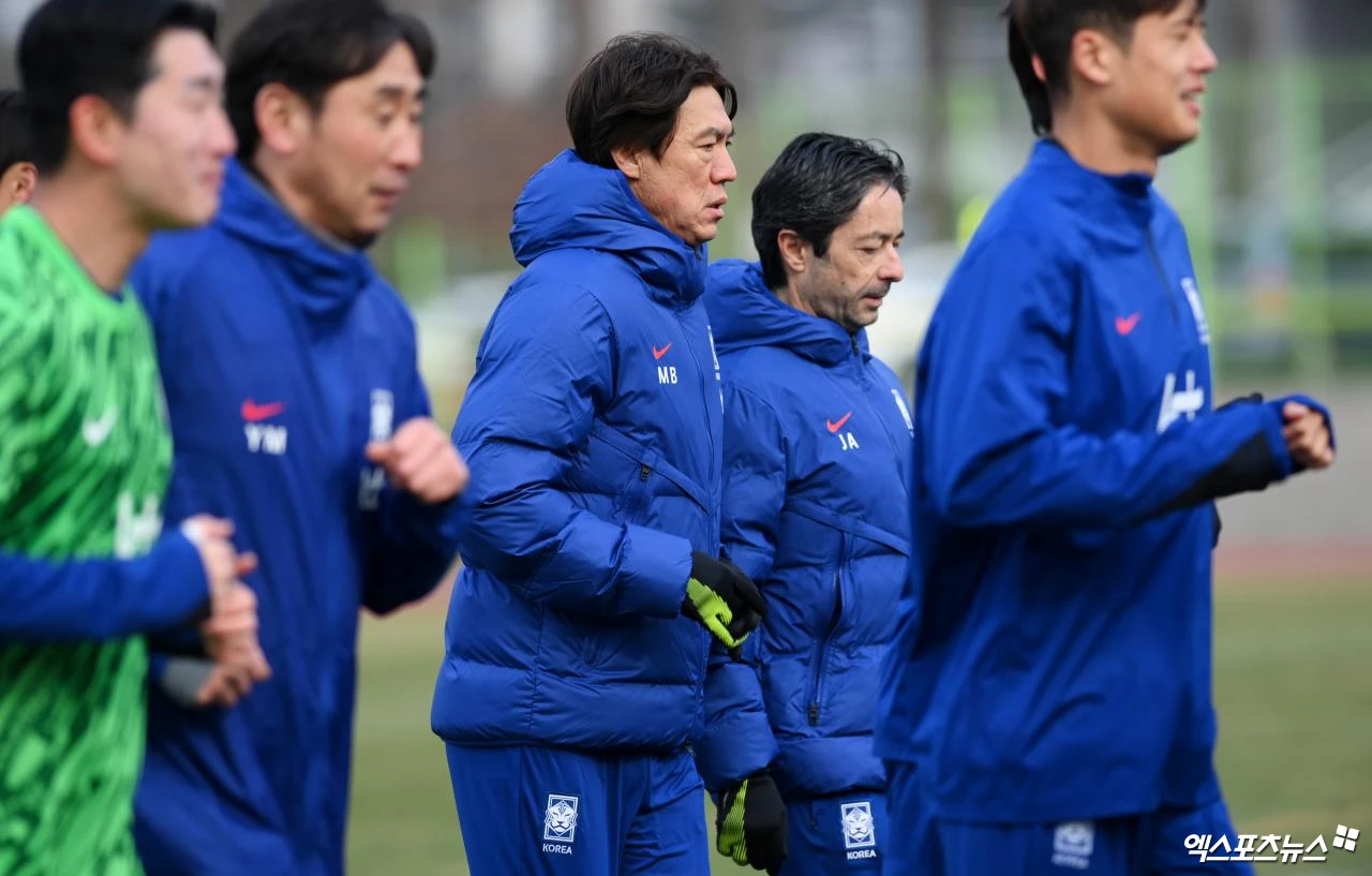 아로소 축구대표팀 코치가 지난 5일 자신의 인스타그램을 통해 홍명보 축구대표팀 코칭스태프의 회의 장면을 사진으로 공개하면서 다가오는 2026 국제축구연맹(FIFA) 북중미 월드컵(캐나다 미국 멕시코 공동개최)을 앞두고 홍명보 감독과 함께 해 영광이라고 말했다.   아로소 코치는 홍명보의 리더십 하에 한국 축구대표팀에 일해 영광이다. 그의 업무 역량과 헌신은 엄청나다라며 코칭스태프와 함께 일하며 나는 월드컵에서 좋은 경기력을 내기 위해 홍 감독과 그의 결정을 지원하려고 최선을 다해 헌신하고 있다라고 밝혔다. 엑스포츠뉴스DB
