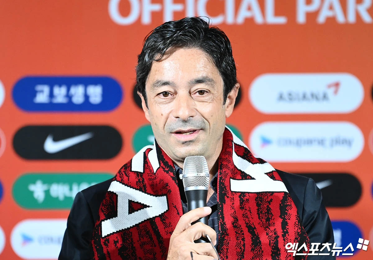 논란의 인터뷰로 홍역을 치르고 있는 주앙 아로소 대한민국 축구대표팀 코치는 해당 기사가 다른 뉘앙스로 나갔다며 삭제를 요청했다. 앞서 아로소 코치는 조국 포르투갈 언론 '볼라 나 레데'와의 인터뷰에서 현재 한국 대표팀에 합류하게 된 배경과 상황에 대해 설명하면서 한국은 자국인 감독을 중심에 두고 유럽 코치를 통해 훈련과 경기 모델을 체계화하려는 구조였다고 밝혔다. 엑스포츠뉴스DB