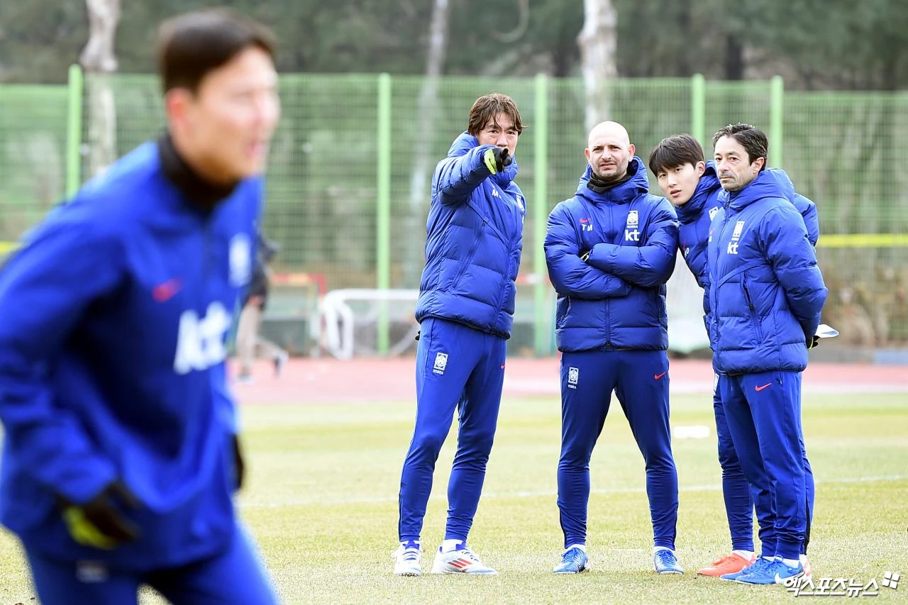 논란의 인터뷰로 홍역을 치르고 있는 주앙 아로소 대한민국 축구대표팀 코치는 해당 기사가 다른 뉘앙스로 나갔다며 삭제를 요청했다. 앞서 아로소 코치는 조국 포르투갈 언론 '볼라 나 레데'와의 인터뷰에서 현재 한국 대표팀에 합류하게 된 배경과 상황에 대해 설명하면서 한국은 자국인 감독을 중심에 두고 유럽 코치를 통해 훈련과 경기 모델을 체계화하려는 구조였다고 밝혔다. 엑스포츠뉴스DB