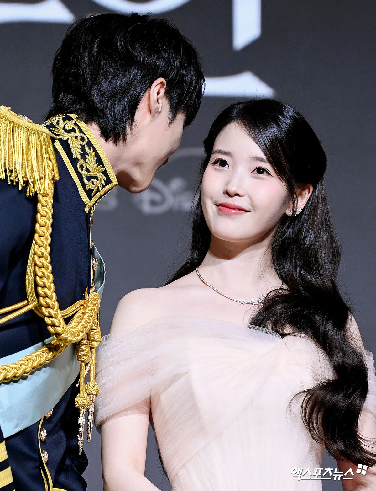 속닥속닥 비밀스럽게 귀엣말