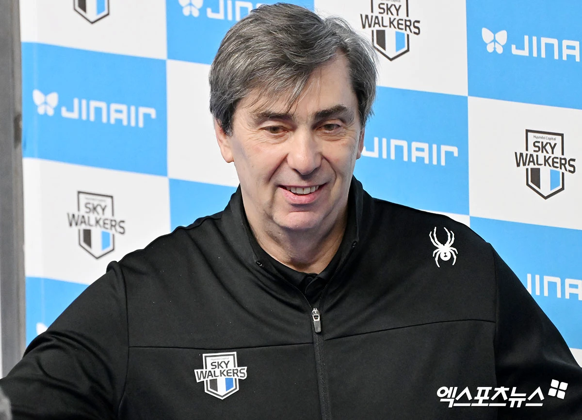 필립 블랑 현대캐피탈 감독이 6일 천안 유관순체육관에서 열리는 진에어 2025-2026 V리그 남자부 챔피언 결정전(5전 3승제, 대한항공 2승) 3차전에 앞서 인터뷰를 하고 있다. 사진 김한준 기자