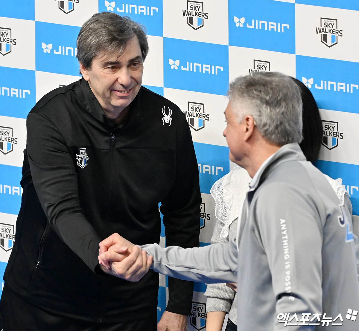 필립 블랑 현대캐피탈 감독이 6일 천안 유관순체육관에서 열리는 진에어 2025-2026 V리그 남자부 챔피언 결정전(5전 3승제, 대한항공 2승) 3차전에 앞서 헤난 대한항공 감독과 인사하는 모습. 사진 김한준 기자