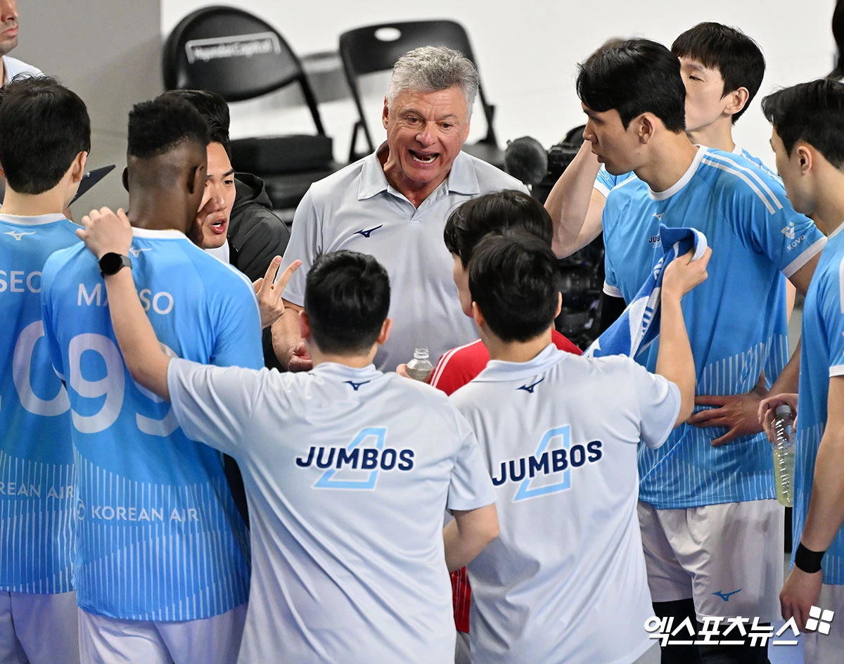 헤난 달 조토 감독이 이끄는 남자 프로배구 대한항공이 6일 천안 유관순체육관에서 열린 진에어 2025-2026 V리그 남자부 챔피언 결정전(5전 3승제, 대한항공 2승) 3차전에서 현대캐피탈에 패배, 우승 확정이 불발됐다. 사진 김한준 기자