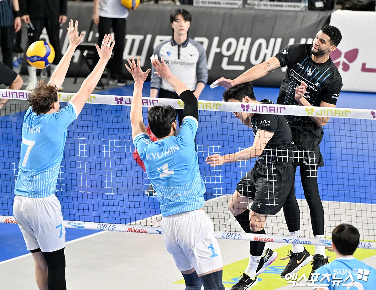 남자 프로배구 현대캐피탈의 외국인 선수 레오가 6일 천안 유관순체육관에서 열린 진에어 2025-2026 V리그 남자부 챔피언 결정전(5전 3승제, 대한항공 2승) 3차전에서 양 팀 최다 득점을 기록, 팀 승리를 이끌었다. 사진 김한준 기자