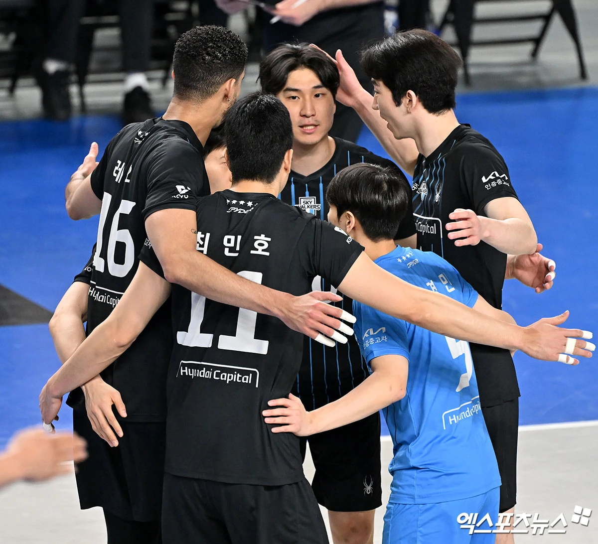 필립 블랑 감독이 이끄는 현대캐피탈이 6일 천안 유관순체육관에서 열린 진에어 2025-2026 V리그 남자부 챔피언 결정전(5전 3승제, 대한항공 2승) 3차전에서 대한항공을 꺾고 승부를 오는 8일 같은 장소에서 열리는 4차전까지 이어가게 됐다. 사진 김한준 기자