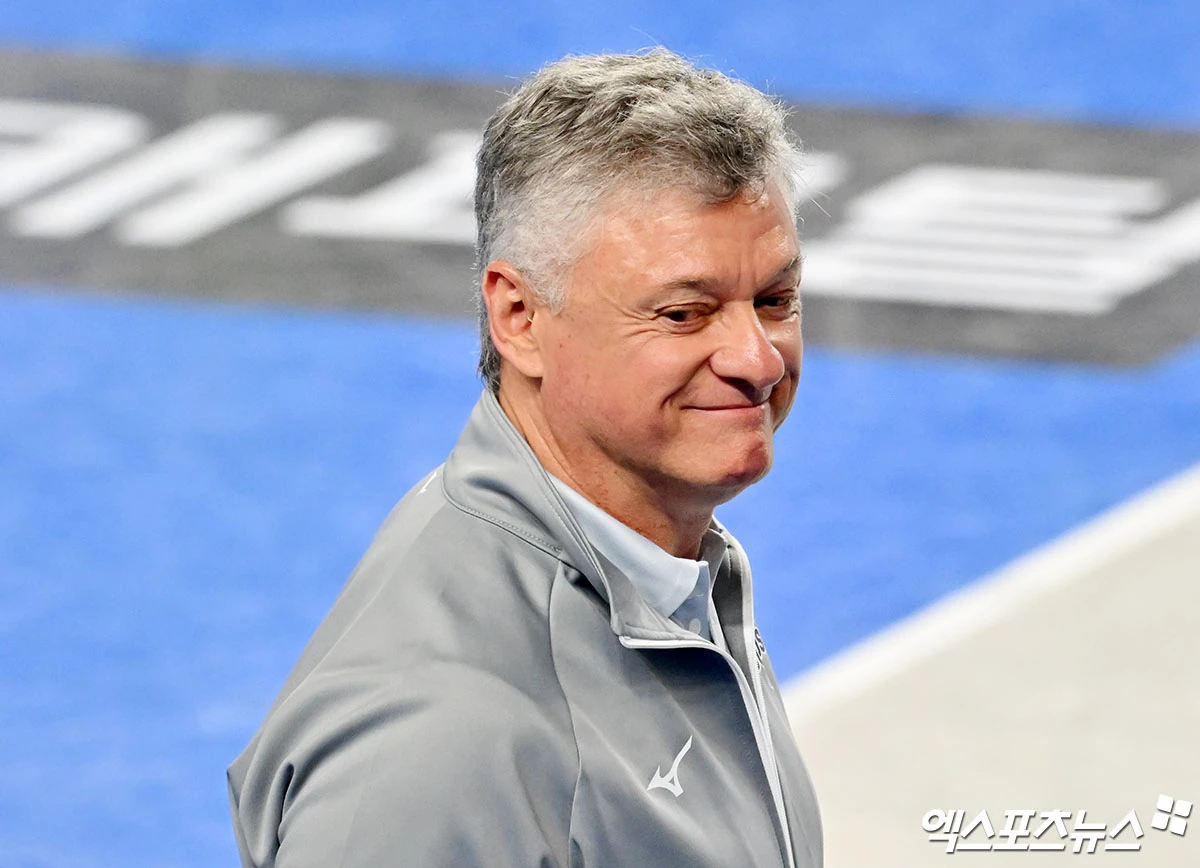 헤난 달 조토 감독이 이끄는 대한항공이 6일 천안 유관순 체육관에서 열린 진에어 2025-2026 V리그 남자부 챔피언 결정전(5전 3승제, 대한항공 2승) 3차전에서 현대캐피탈에 세트 스코어 0-3으로 패배, 우승 도전이 오는 8일 4차전까지 이어지게 됐다. 사진 김한준 기자