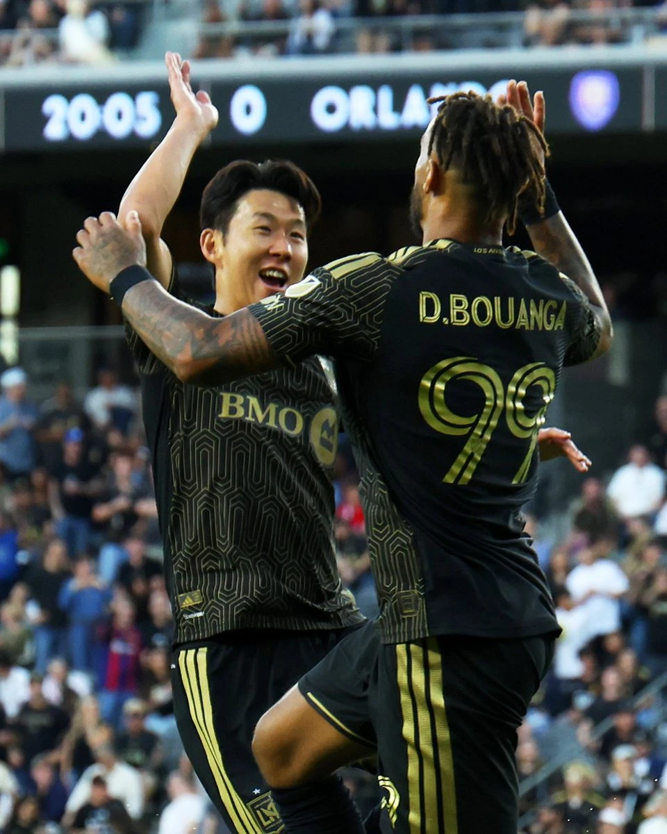 2026년에 득점이 터지지 않아 에이징 커브 논란이 일었떤 손흥민(LAFC)이 스스로 이를 이겨내고 있다.   미국 메이저리그사커(MLS)무대를 뒤집어 놓은 손흥민의 충격적인 공격 포인트 양산에 사무국마저 놀랐다.   MLS 사무국이 6일(한국시간) 손흥민과 드니 부앙가가 야만적인 경기력으로 올랜도를 무너뜨렸다며 집중조명 했다.   손흥민의 소속팀 LAFC가 지난 5일 미국 캘리포니아주 로스앤젤레스에 있는 BMO 스타디움에서 열린 올랜도 시티와의 2026 MLS 6라운드 홈 경기에 선발 출전해 전반에만 시즌 8∼11호 도움을 잇달아 기록하며 LAFC의 6-0 승리를 이끌었다. MLS