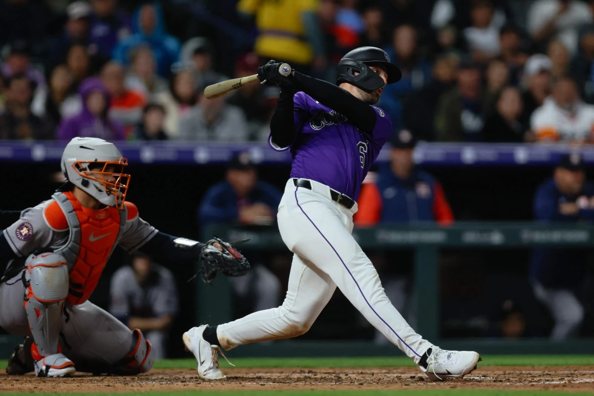 7일(한국시간) 미국 콜로라도주 덴버의 쿠어스필드에서 열린 2026 미국 메이저리그(MLB) 휴스턴 애스트로스와 콜로라도 로키스의 경기, 5회말 1사 만루 콜로라도 에두아르드 줄리엔이 2타점 적시타를 날리고 있다. 연합뉴스