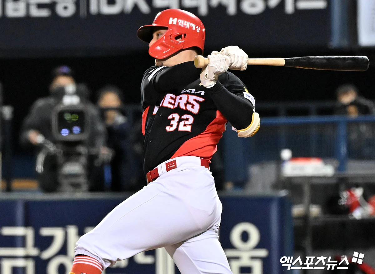 31일 오후 서울 송파구 잠실야구장에서 열린 '2026 신한 SOL Bank KBO리그' KIA 타이거즈와 LG 트윈스의 경기, 3회초 2사 1,3루 KIA 데일이 1타점 적시타를 날리고 있다. 엑스포츠뉴스 DB