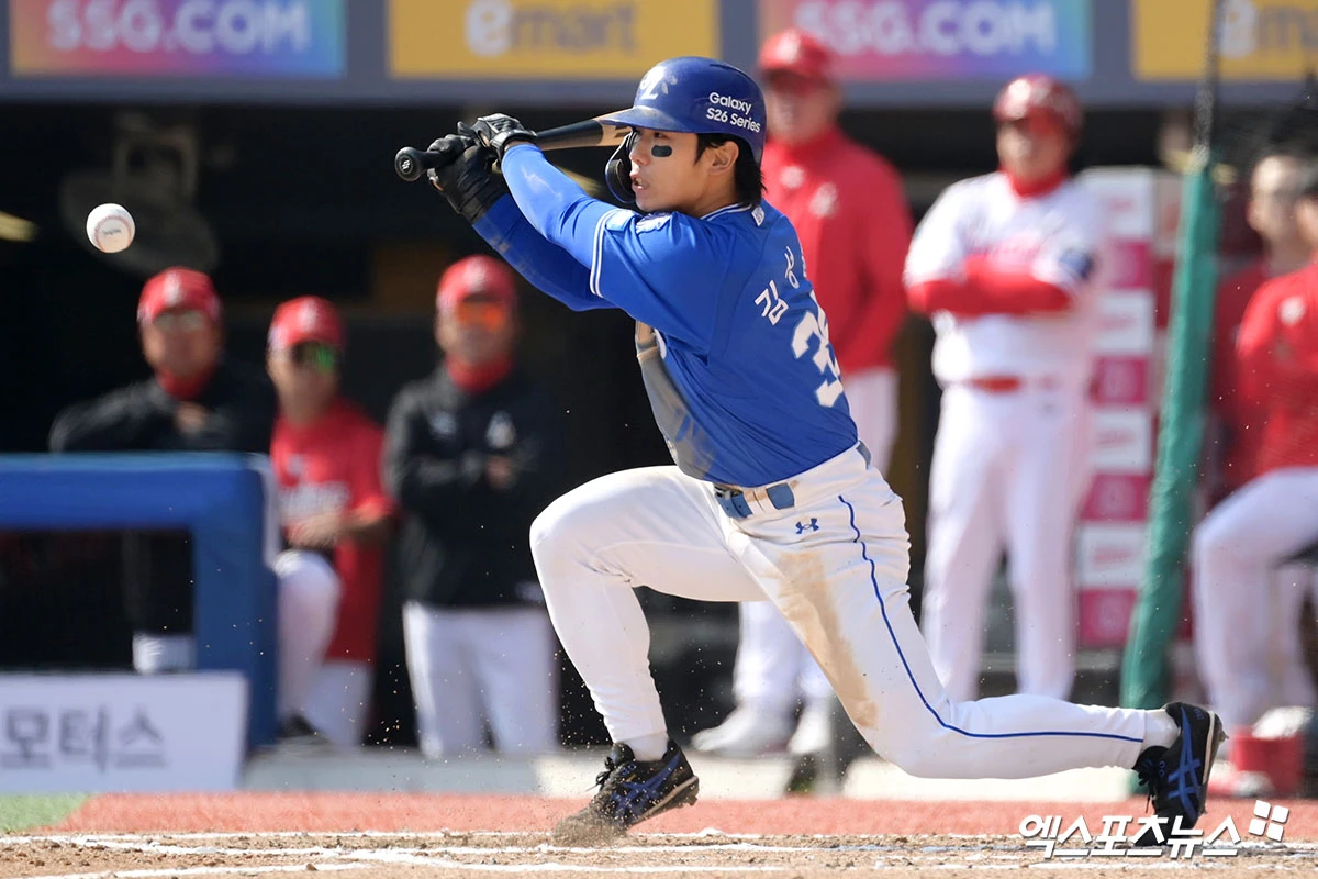 17일 오후 인천SSG랜더스필드에서 열린 ‘2026 신한 SOL KBO리그’ 삼성 라이온즈와 SSG 랜더스의 시범경기, 6회초 삼성 김성윤이 안타를 날리고 있다. 엑스포츠뉴스 DB