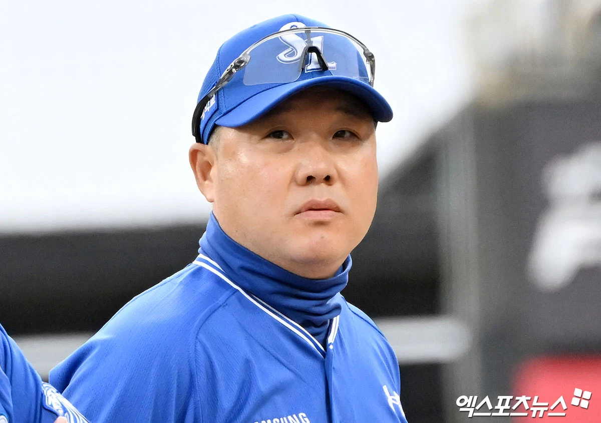 3일 오후 수원KT위즈파크에서 열린 '2026 신한 SOL Bank KBO리그' 삼성 라이온즈와 KT 위즈의 경기, 삼성 박진만 감독이 그라운드에 도열하고 있다. 엑스포츠뉴스 DB