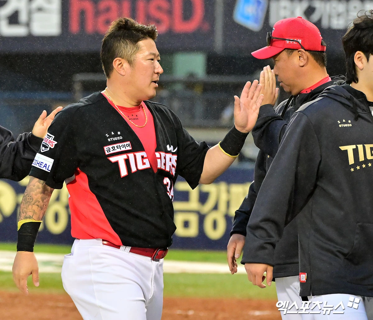 19일 오후 서울 송파구 잠실야구장에서 열린 '2025 신한 SOL Bank KBO리그' KIA 타이거즈와 두산 베어스의 경기, KIA가 두산에 8:4 역전승을 거두며 전날 패배를 설욕했다. 이날 경기에서 승리한 KIA 이범호 감독이 최형우와 하이파이브를 하고 있다. 엑스포츠뉴스 DB