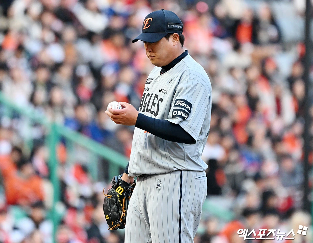 7일 오후 인천SSG랜더스필드에서 열린 '2026 신한 SOL Bank KBO리그' 한화 이글스와 SSG 랜더스의 경기, 1회말 1사 1루 한화 류현진이 SSG 최정에게 투런 홈런을 허용한 후 아쉬워하고 있다. 인천, 김한준 기자