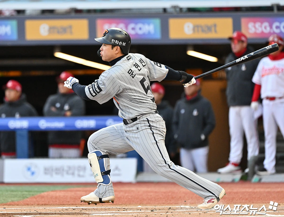 7일 오후 인천SSG랜더스필드에서 열린 '2026 신한 SOL Bank KBO리그' 한화 이글스와 SSG 랜더스의 경기, 1회초 1사 2루 한화 문현빈이 1타점 적시타를 날리고 있다. 인천, 김한준 기자