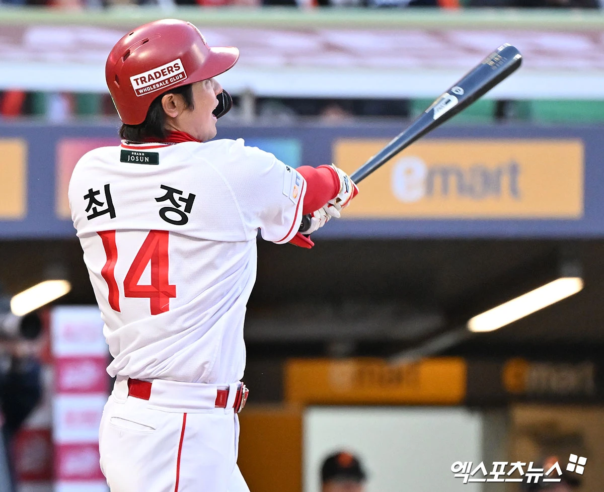 7일 오후 인천SSG랜더스필드에서 열린 '2026 신한 SOL Bank KBO리그' 한화 이글스와 SSG 랜더스의 경기, 1회말 1사 1루 SSG 최정이 투런 홈런을 날리고 있다. 인천, 김한준 기자