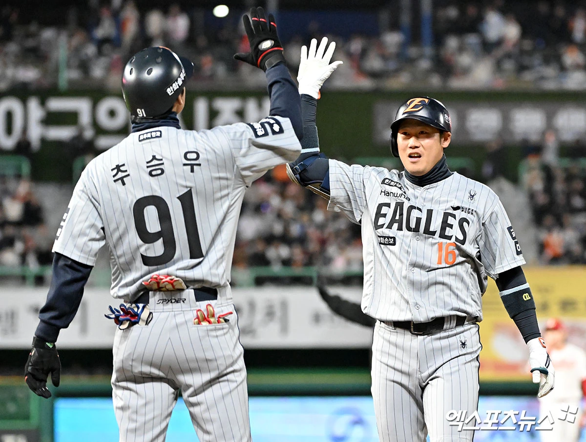 7일 오후 인천SSG랜더스필드에서 열린 '2026 신한 SOL Bank KBO리그' 한화 이글스와 SSG 랜더스의 경기, 3회초 2사 만루 한화 하주석이 2타점 적시타를 날리고 있다. 인천, 김한준 기자