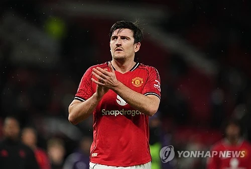 한때 애물단지 취급을 받았던 해리 매과이어가 결국 맨체스터 유나이티드와 재계약에 성공했다. 연봉 삭감까지 받아들이며 잔류 의지를 분명히 밝힌 가운데, 맨유 역시 경험과 리더십이 필요한 시점에서 매과이어를 붙잡는 쪽을 택했다. 맨체스터 유나이티드는 7일(한국시간) 구단 공식 홈페이지를 통해 매과이어와 2027년 6월까지 계약을 연장하는 새 계약을 체결했다고 발표했다. 계약에는 1년 추가 연장 옵션도 포함됐다. 이로써 매과이어는 최소 8시즌 이상 맨유 유니폼을 입게 됐다. 연합뉴스