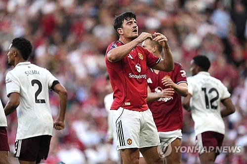 한때 애물단지 취급을 받았던 해리 매과이어가 결국 맨체스터 유나이티드와 재계약에 성공했다. 연봉 삭감까지 받아들이며 잔류 의지를 분명히 밝힌 가운데, 맨유 역시 경험과 리더십이 필요한 시점에서 매과이어를 붙잡는 쪽을 택했다. 맨체스터 유나이티드는 7일(한국시간) 구단 공식 홈페이지를 통해 매과이어와 2027년 6월까지 계약을 연장하는 새 계약을 체결했다고 발표했다. 계약에는 1년 추가 연장 옵션도 포함됐다. 이로써 매과이어는 최소 8시즌 이상 맨유 유니폼을 입게 됐다. 연합뉴스