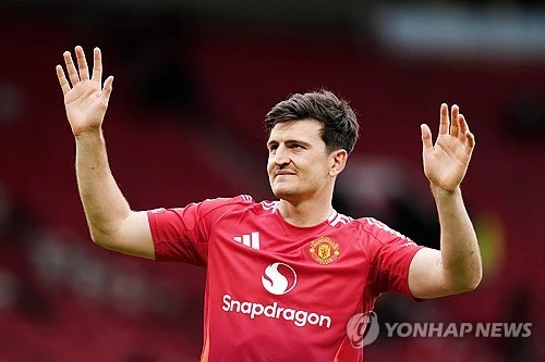 한때 애물단지 취급을 받았던 해리 매과이어가 결국 맨체스터 유나이티드와 재계약에 성공했다. 연봉 삭감까지 받아들이며 잔류 의지를 분명히 밝힌 가운데, 맨유 역시 경험과 리더십이 필요한 시점에서 매과이어를 붙잡는 쪽을 택했다. 맨체스터 유나이티드는 7일(한국시간) 구단 공식 홈페이지를 통해 매과이어와 2027년 6월까지 계약을 연장하는 새 계약을 체결했다고 발표했다. 계약에는 1년 추가 연장 옵션도 포함됐다. 이로써 매과이어는 최소 8시즌 이상 맨유 유니폼을 입게 됐다. 연합뉴스