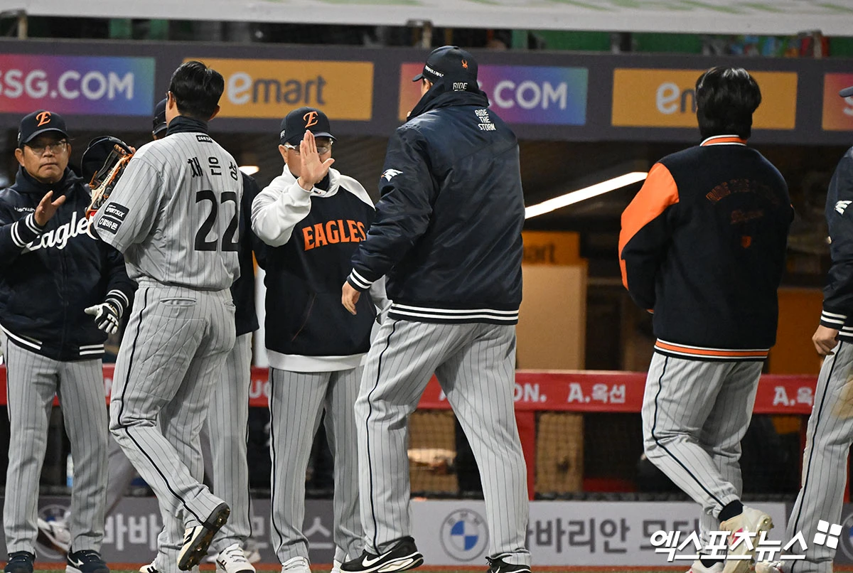 7일 오후 인천SSG랜더스필드에서 열린 '2026 신한 SOL Bank KBO리그' 한화 이글스와 SSG 랜더스의 경기, 한화가 6이닝 10탈삼진을 기록한 류현진의 호투에 힘입어 SSG에 6:2로 승리했다. 이날 경기에서 승리한 한화 김경문 감독이 선수들과 하이파이브를 하고 있다. 인천, 김한준 기자