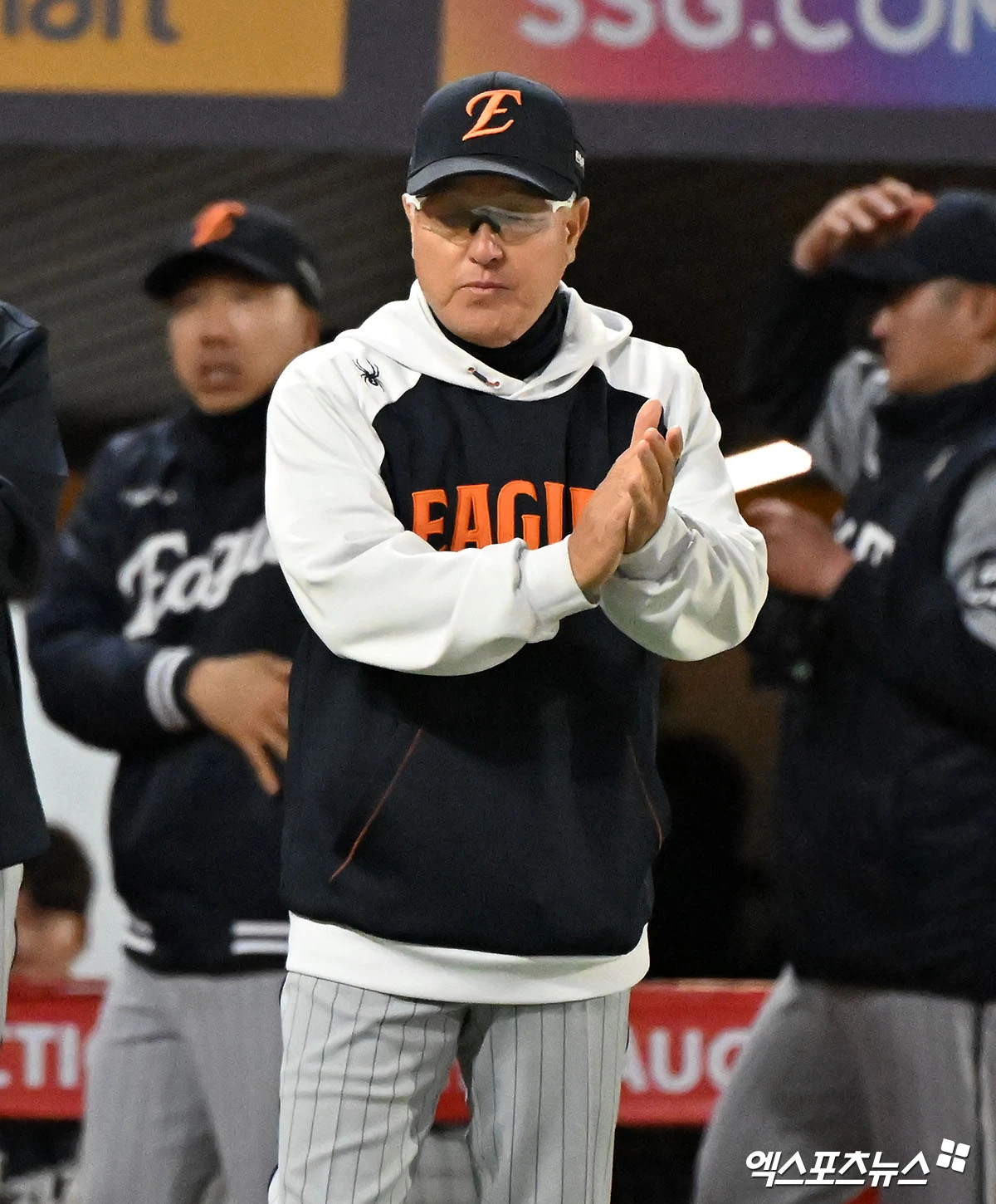 7일 오후 인천SSG랜더스필드에서 열린 '2026 신한 SOL Bank KBO리그' 한화 이글스와 SSG 랜더스의 경기, 한화가 6이닝 10탈삼진을 기록한 류현진의 호투에 힘입어 SSG에 6:2로 승리했다. 이날 경기에서 승리한 한화 김경문 감독이 박수를 치고 있다. 인천, 김한준 기자