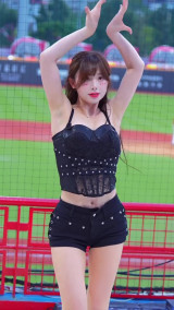 '맥심 완판' 치어리더 김나연, 시스루 입고 몸매 과시…현장 술렁