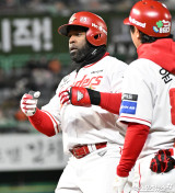 에레디아 ‘안타치고 세리머니’[포토]