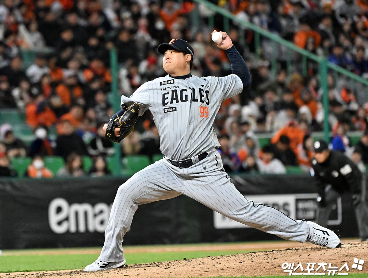 7일 오후 인천SSG랜더스필드에서 열린 '2026 신한 SOL Bank KBO리그' 한화 이글스와 SSG 랜더스의 경기, 5회말 2사 한화 류현진이 공을 힘차게 던지고 있다. 인천, 김한준 기자