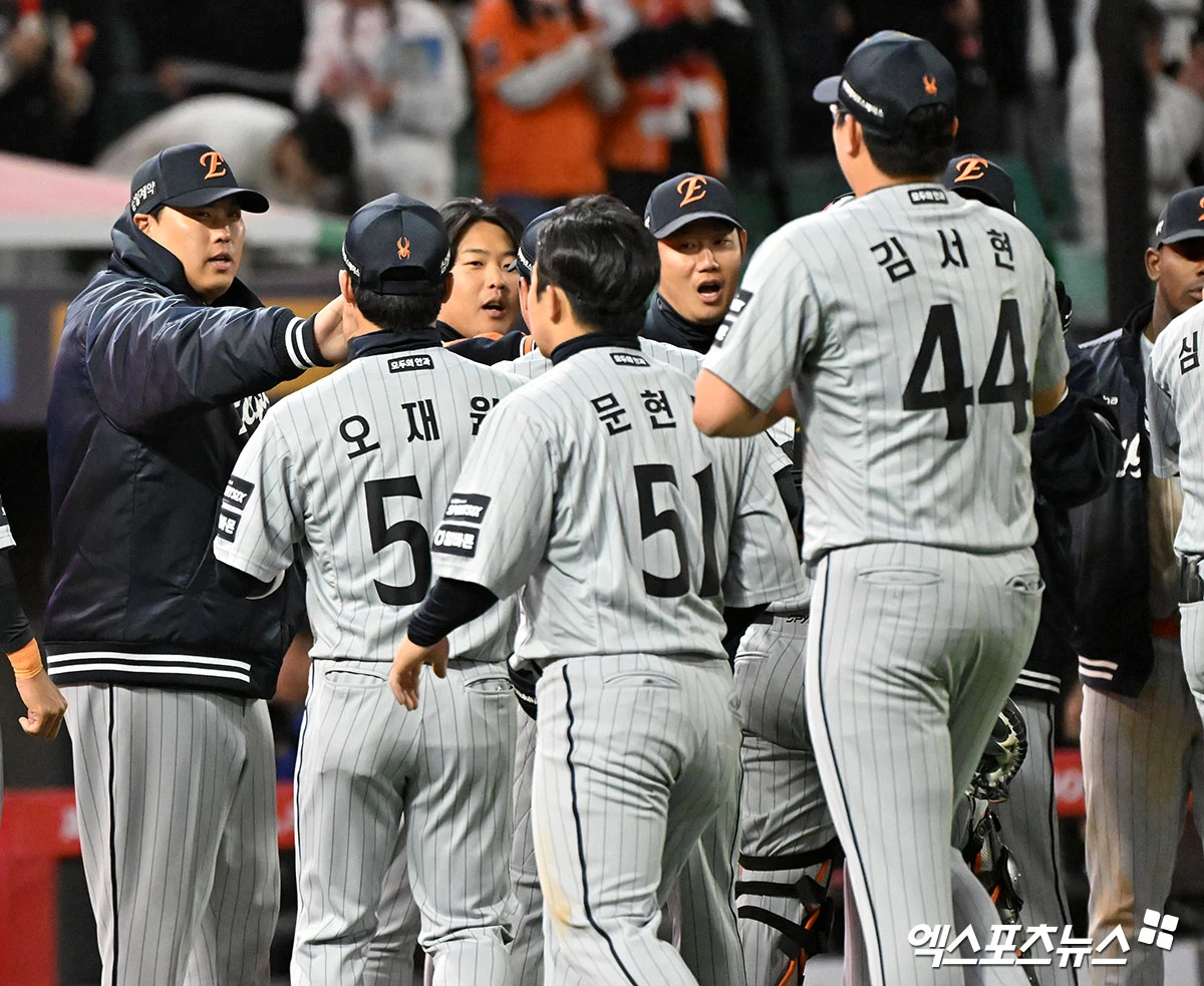 7일 오후 인천SSG랜더스필드에서 열린 '2026 신한 SOL Bank KBO리그' 한화 이글스와 SSG 랜더스의 경기, 한화가 6이닝 10탈삼진을 기록한 류현진의 호투에 힘입어 SSG에 6:2로 승리했다.  이날 경기에서 승리한 한화 선수들이 기뻐하고 있다. 인천, 김한준 기자
