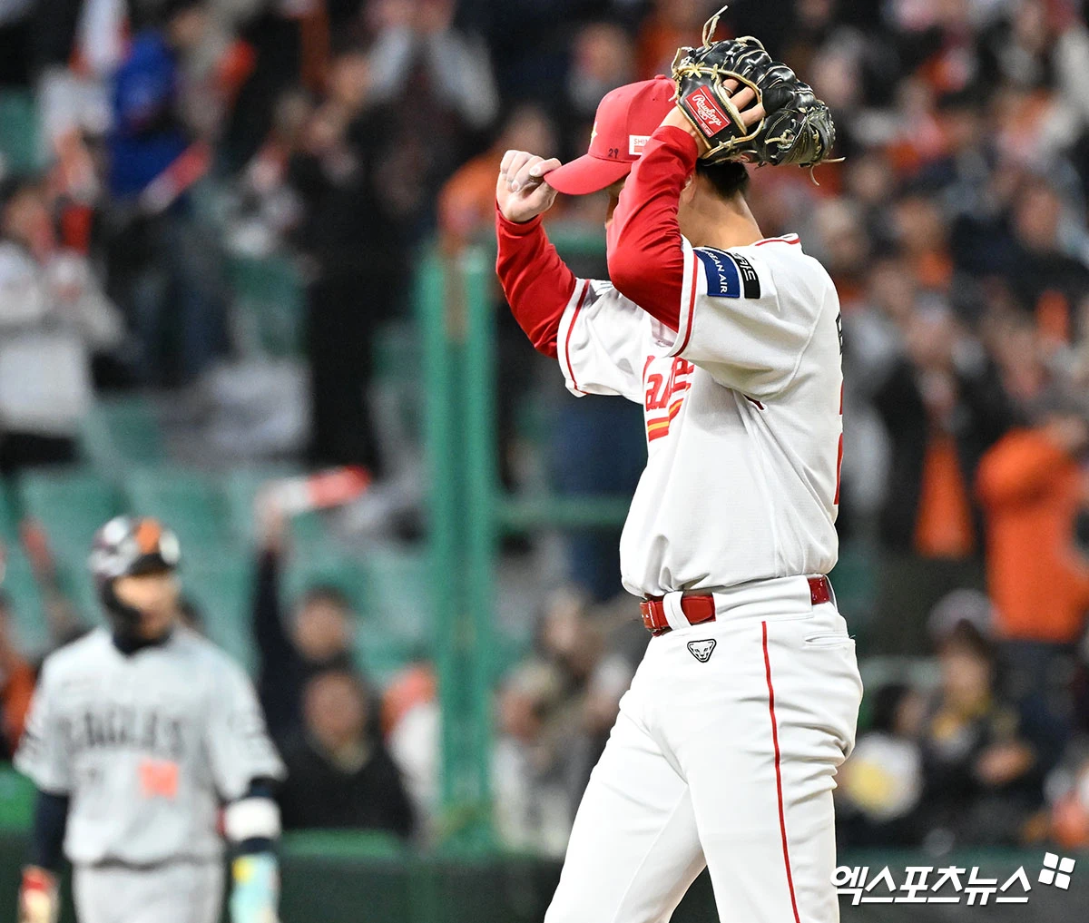 7일 오후 인천SSG랜더스필드에서 열린 '2026 신한 SOL Bank KBO리그' 한화 이글스와 SSG 랜더스의 경기, 3회초 무사 만루 SSG 타케다가 밀어내기 볼넷을 허용한 후 아쉬워하고 있다. 인천, 김한준 기자