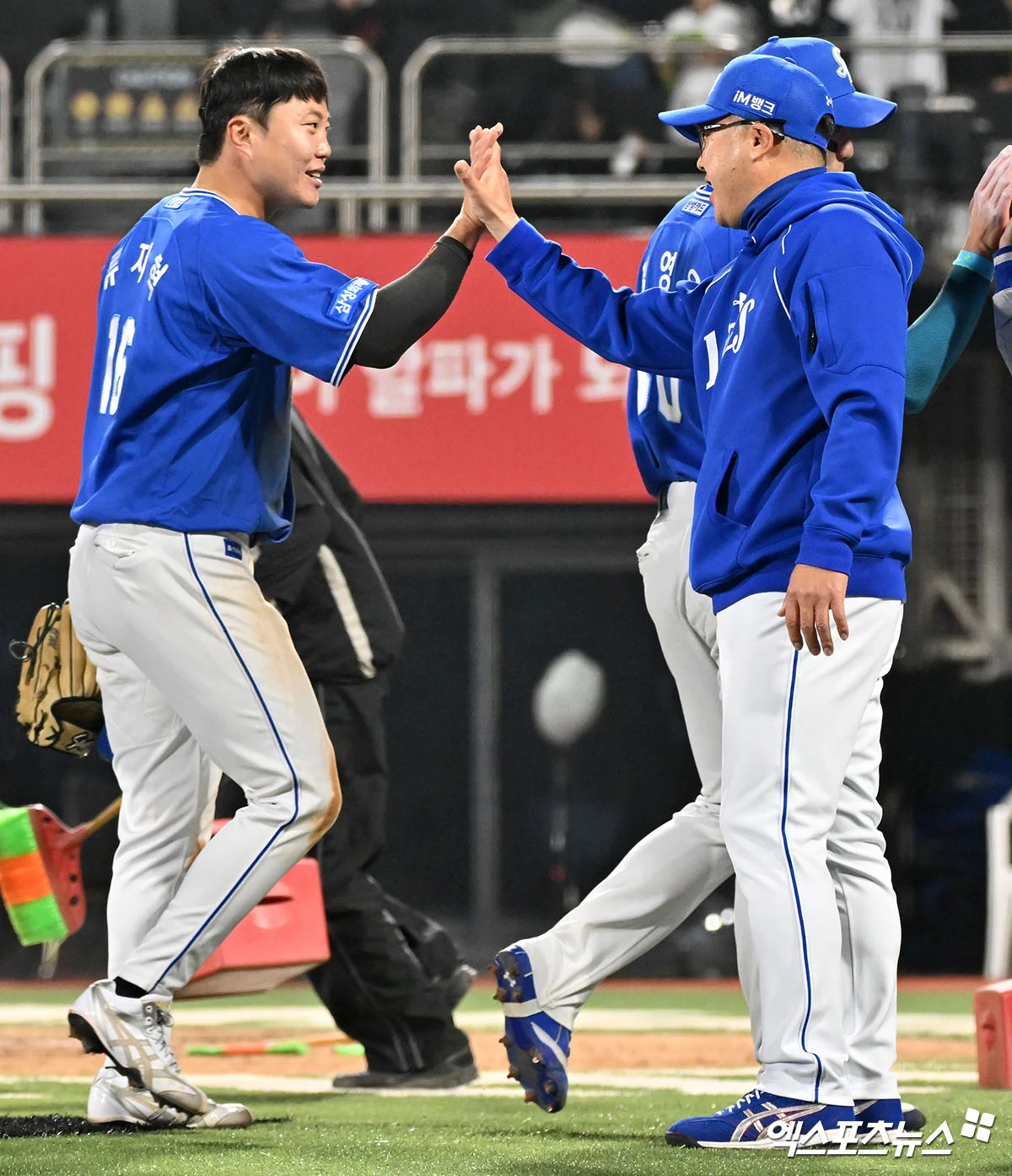 3일 오후 수원KT위즈파크에서 열린 '2026 신한 SOL Bank KBO리그' 삼성 라이온즈와 KT 위즈의 경기, 삼성이 KT에 2:1로 승리하며 3연승을 기록했다. 이날 경기에서 승리한 삼성 박진만 감독이 류지혁과 함께 기뻐하고 있다. 엑스포츠뉴스 DB